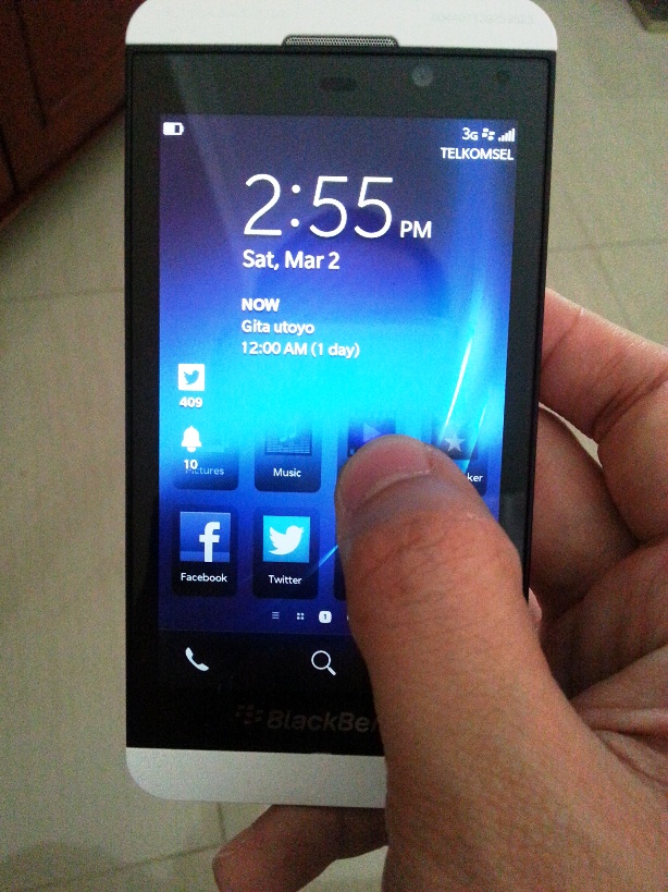 ...kemudian jempol didorong ke atas, dan lock screen "tersingkap"