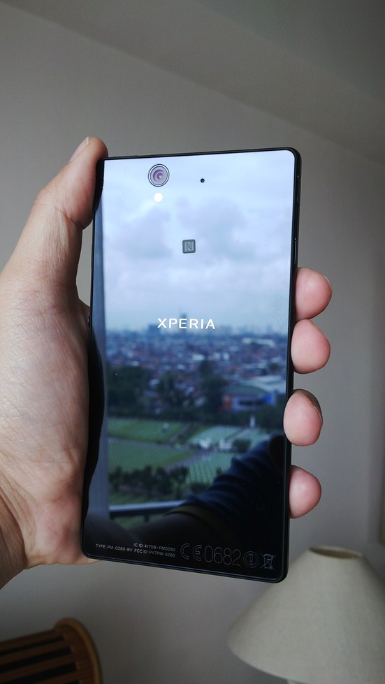 Cover belakang juga sangat mengkilap. 