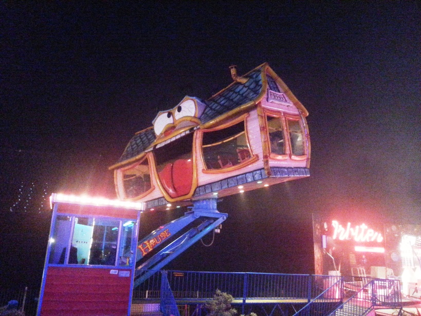 Wahana cupu rumah digoyang-goyang. Gw akhirnya hanya mencoba ini.