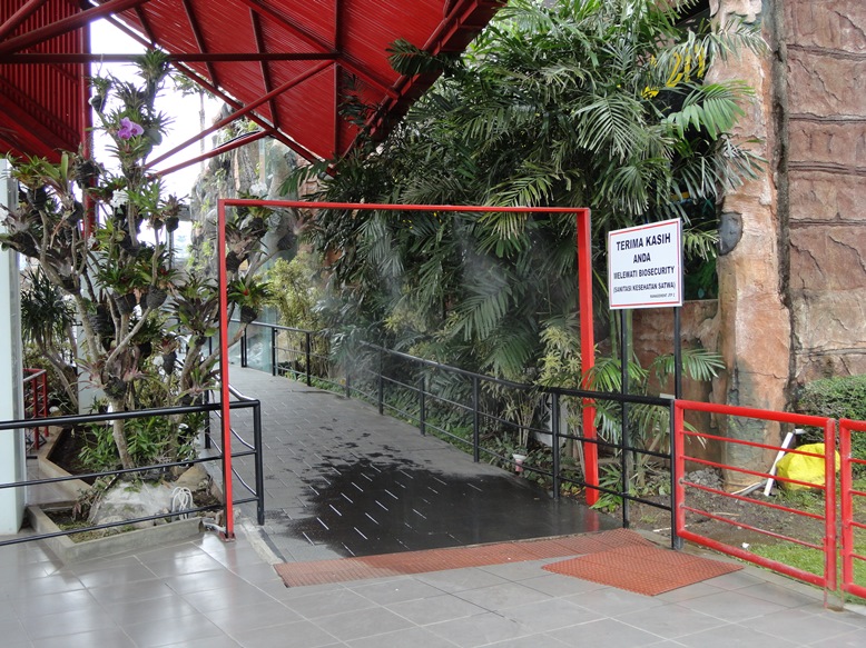 Sebelum memasuki kompleks, kita disemprot semacam "disinfektan" (gw sih melipir lewat pinggirnya :p)