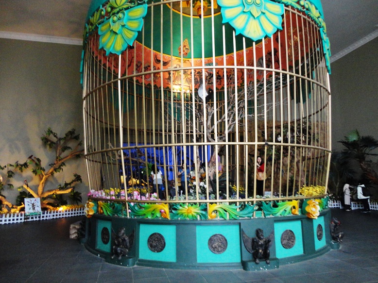 Gw heran sih kenapa ada sangkar burung raksasa. Untuk cewek2 yang merasa hidup di sangkar emas? Eaaa....