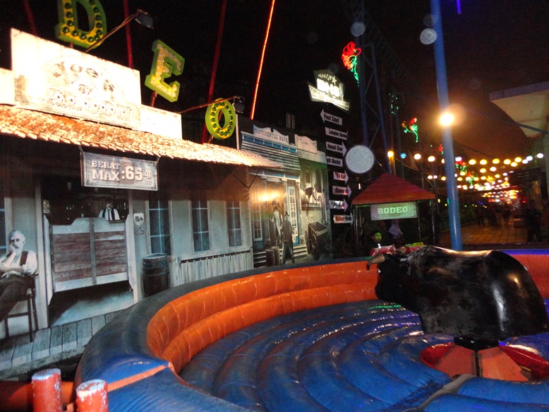 Ada wahana Rodeo juga loh, simulasi naik banteng ngamuk.