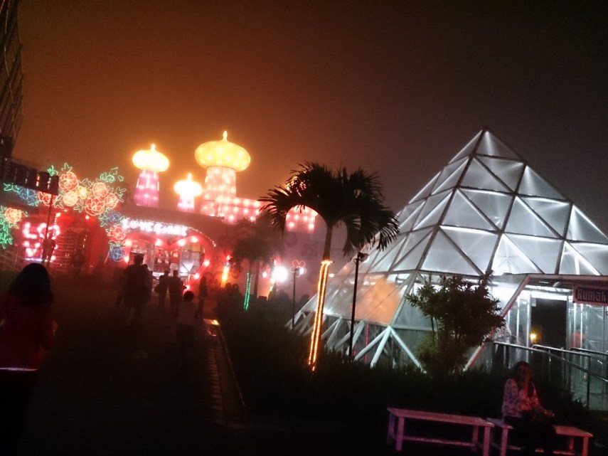 Dalam perjalanan menuju Lampion Garden. Perhatikan efek yg ditimbulkan kabut.