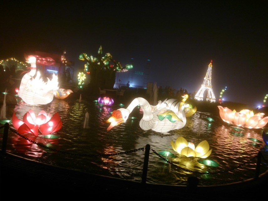 Ada danau kecil dengan lampion2 di atas air. Tempat nembak cewek banget nih.....