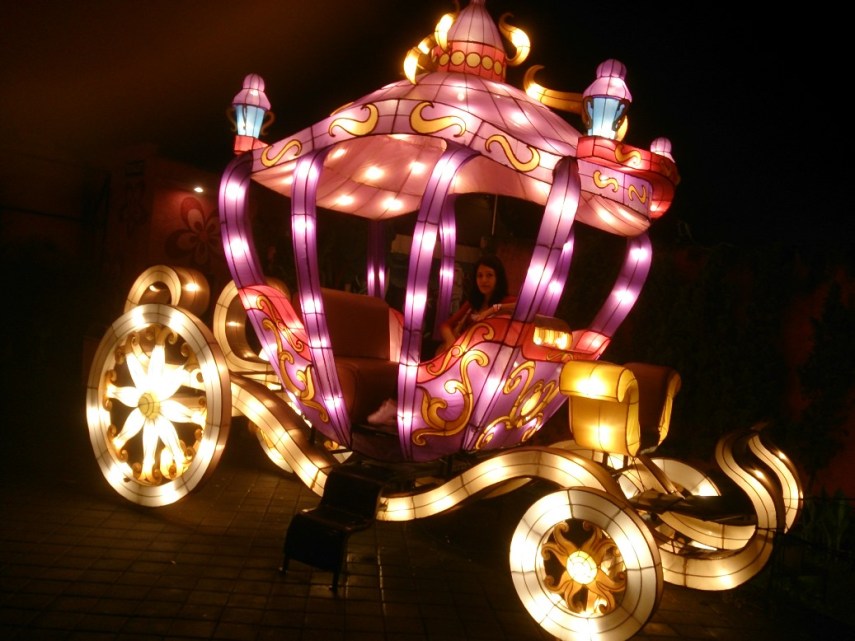 Kereta kencana dari lampion. Kita bisa masuk ke dalamnya loh.