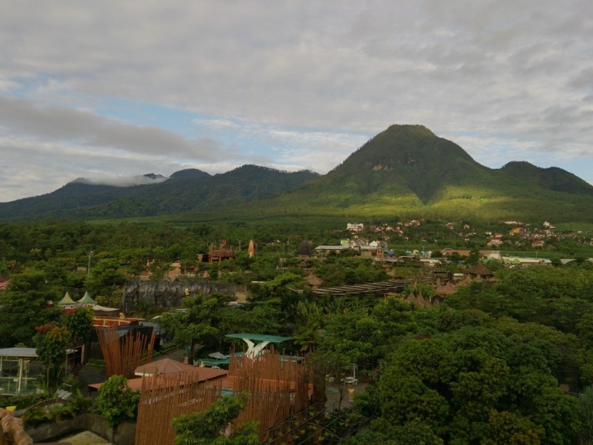 Pemandangan dari kamar. Tampak sebagian kompleks Secret Zoo di bawah.