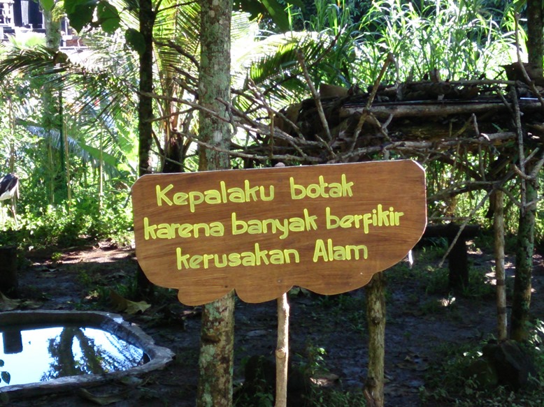 ....papan di kandangnya ini. Apa coba?