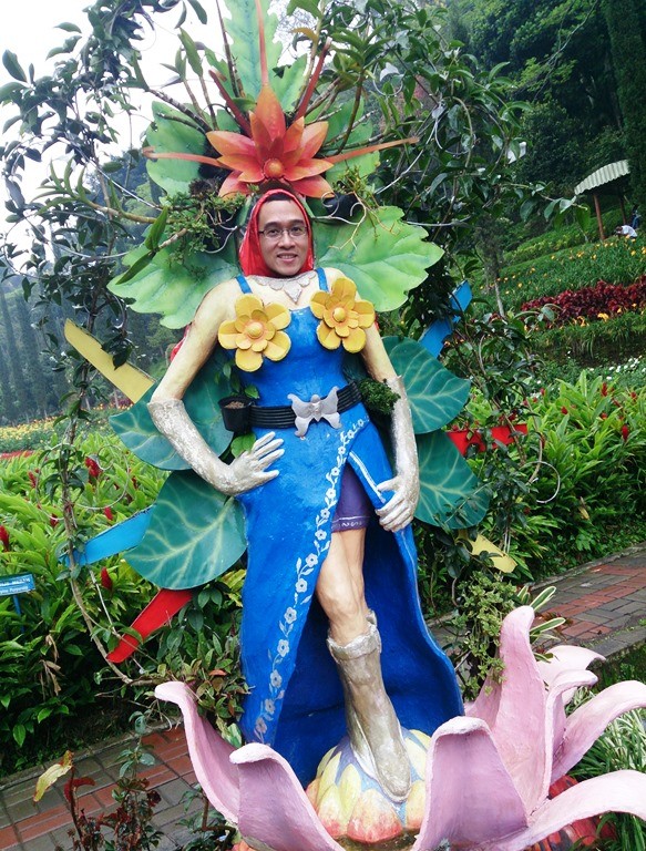 Kayaknya pose ini wajib dilakukan kalau di sini.....