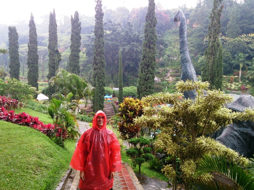 Berhubung hujan, terpaksa berkostum jas hujan merah warnanya...