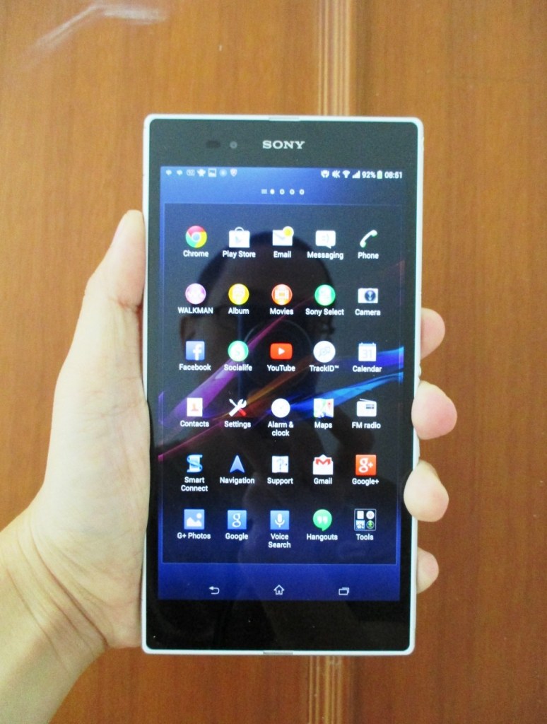 Z Ultra ini bagaikan Ivan Gunawan dari smartphone. Masih bisa dipegang satu tangan, tapi....GEDE BANGET.