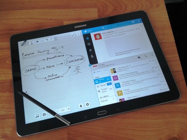 "multi screen". Bisa nyatet, liat Twitter, atau baca e-mail