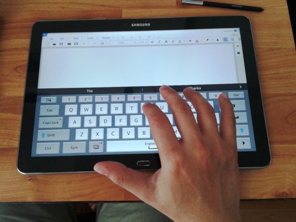 Keyboard virtual yang sebesar keyboard PC/laptop biasa. Mengetik jadi nyaman.
