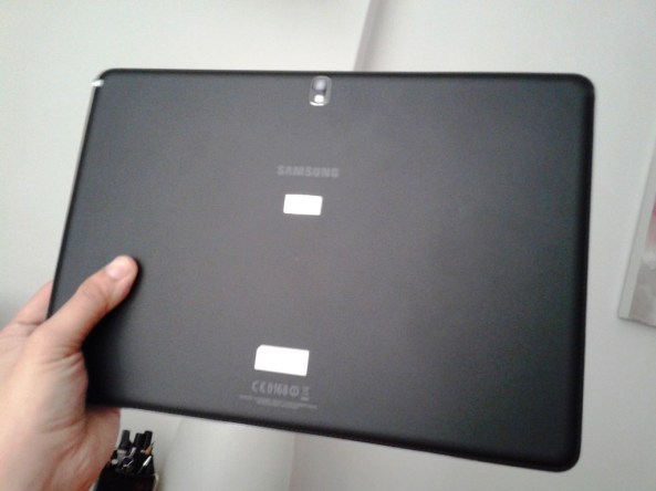 Bagian belakang masih menggunakan tekstur "faux leather"