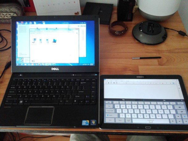 Di sebelah laptop gw, sebagai perbandingan ukuran