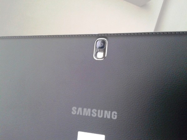 Lebih detail dengan tekstur faux leather. Perhatikan pola "jahitan" di tepi yang sama dengan Note 3