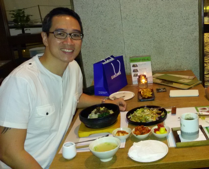 Foto indoor, pakai flash. Lumayan warna kulit gw gak jadi aneh :D