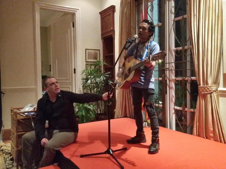 Foto indoor, low-light, tanpa flash, fungsi HDR aktif