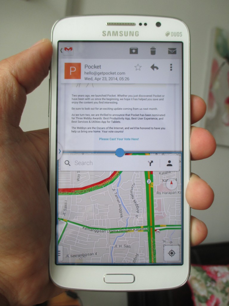 Menikmati multiscreen. Misalnya membaca email sambil mengecek Google Map.
