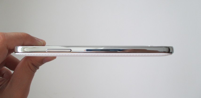 Lumayan tipis (8.9 mm), dengan bezel chrome