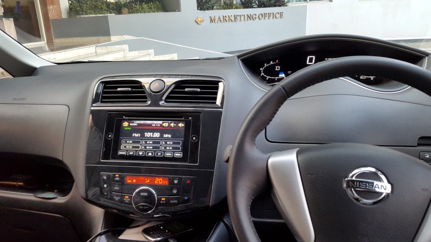 Dashboard futuristik dan radio full touch screen