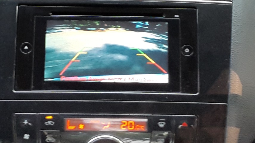 Saat memasuki gigi mundur, display radio menjadi monitor belakang