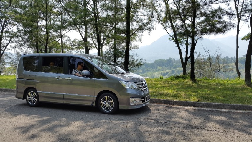Mobil keluarga kapasitas lumayan, tapi gak sebesar Alphard. Jadi pas menurut gw.