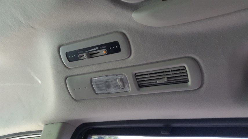 AC double blower, dan bisa dikontrol sendiri oleh penumpang baris kedua