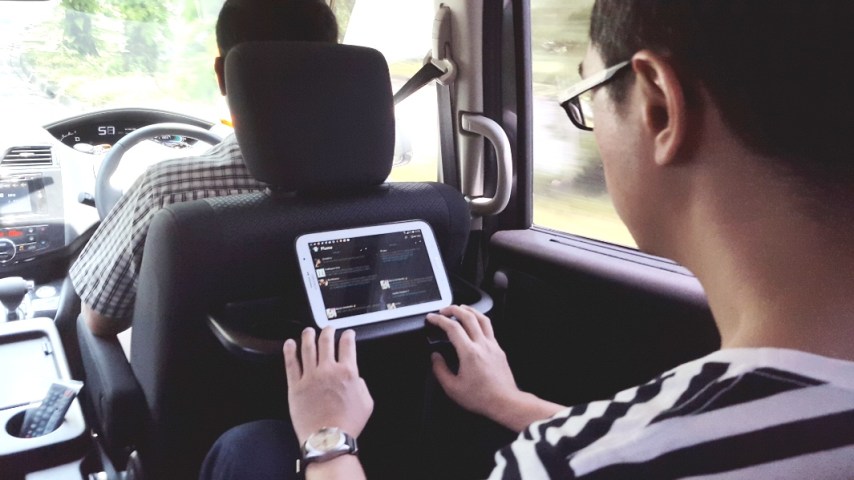 Bergaya kerja, padahal Twitter-an....