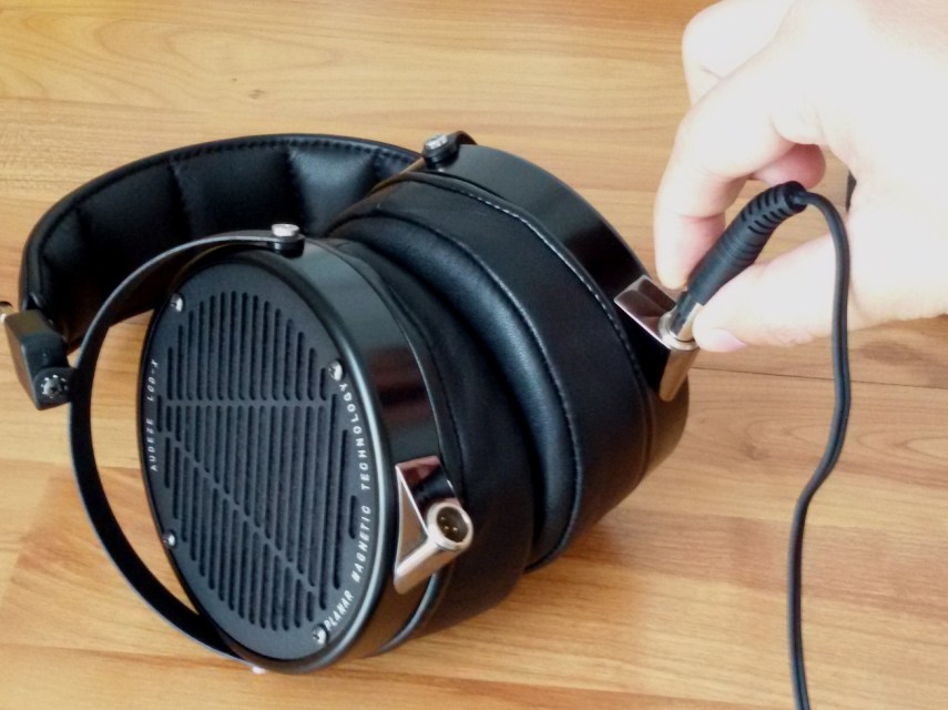 Pasang dulu kabelnya sebelum didengarkan!