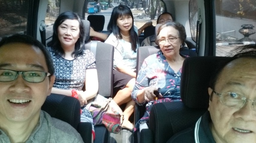 Tetep selfie lagi. Perhatikan ekspresi bokap yang masih gak ngerti selfie itu apa....