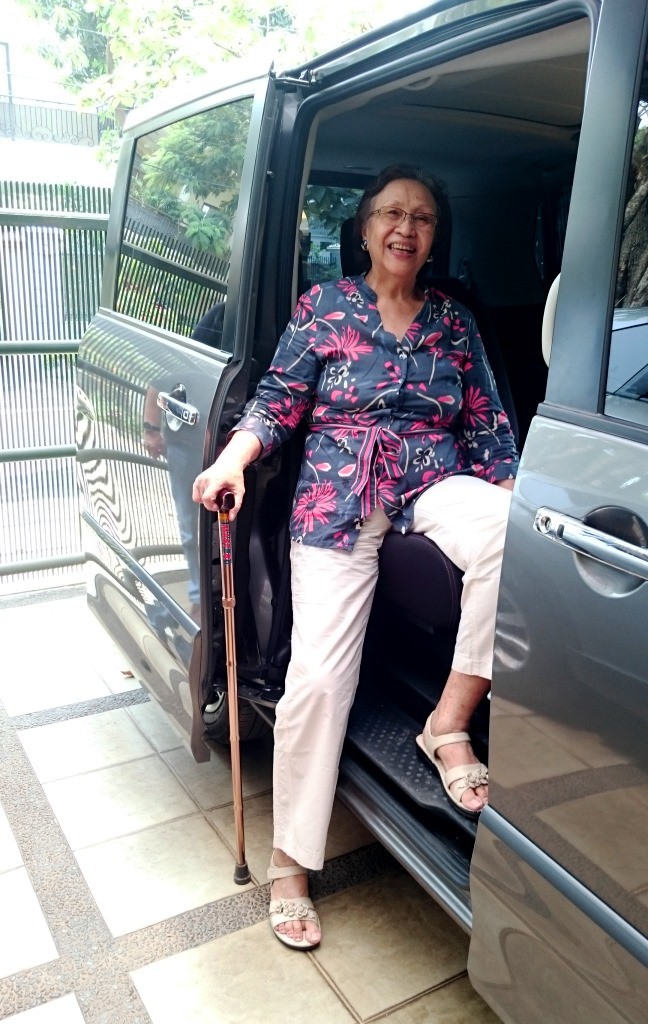 Perhatikan ground clearance yang pendek, dengan body yang tinggi, membuat orang tua mudah keluar masuk