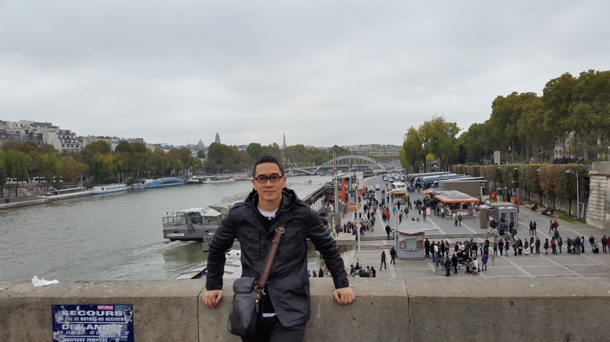 Di jembatan di atas Sungai Seine
