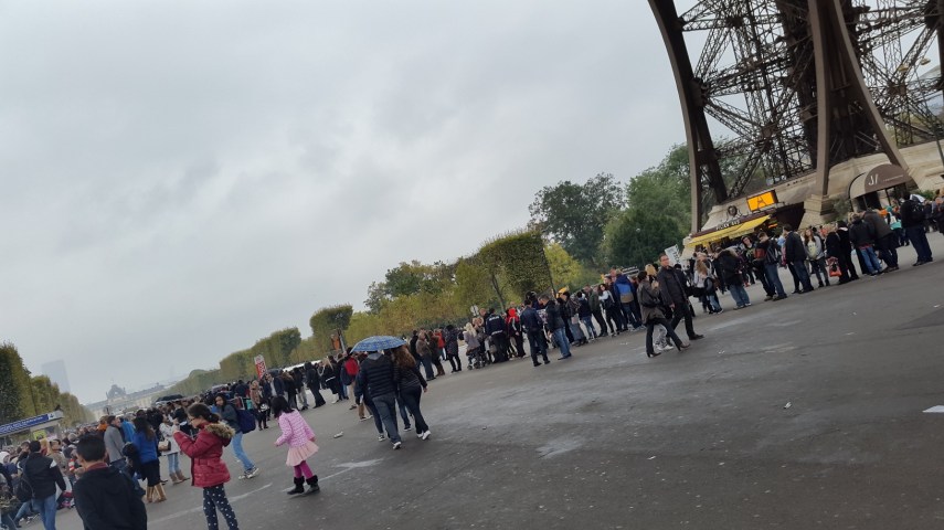 Foto ini hanya sebagian KECIL dari total antrian sebenarnya