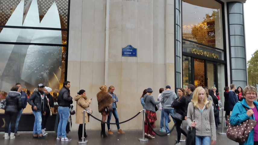 Antrian untuk masuk Louis Vuitton. Buset deh