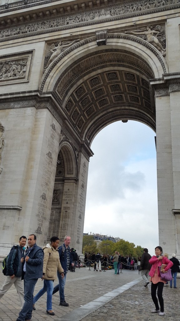 Untuk perbandingan besar, perhatikan ukuran orang di bawahnya