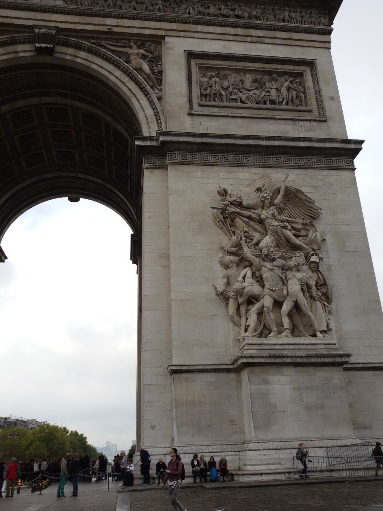 Perhatikan relief di dinding yang berukuran masif