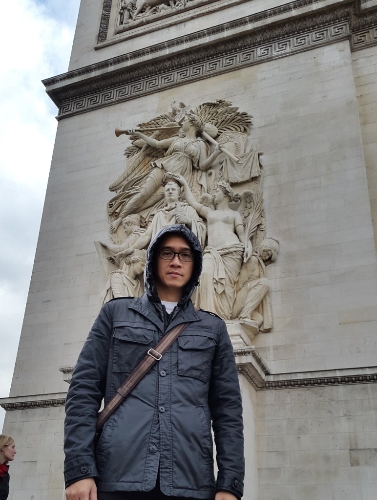 Relief belakang Napoleon yang dikawal malaikat2. Yang di depan bukan relief, tapi turis