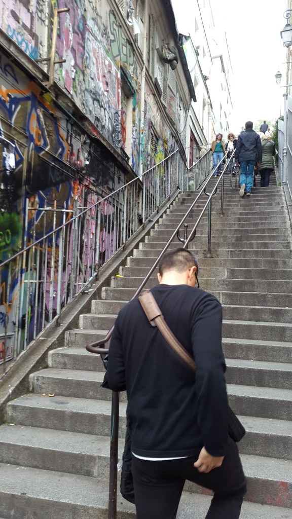 Naik tangga menuju Sacre-Coeur. Eh itu kenapa gw megang pantat sih?