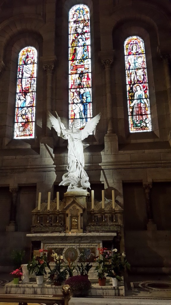 Patung St. Michael, yang dianggap pimpinan tentara Malaikat. Badass sambil menginjak ular (Setan)