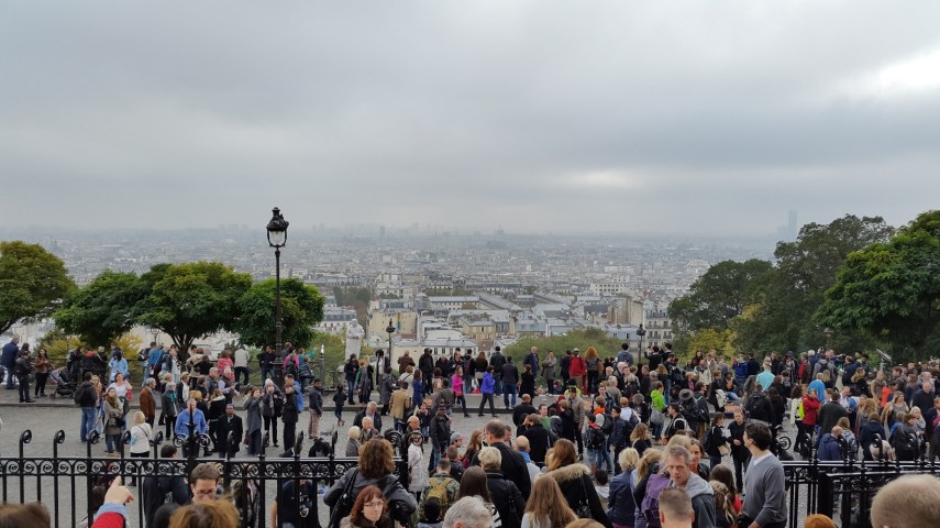 Pemandangan Paris dari kaki tangga Basilica Sacre-Coeur. Sayang agak mendung berkabut