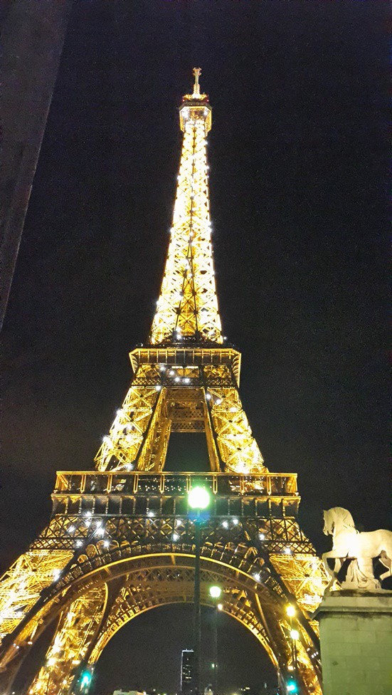 Lampu2 kilat kerlap kerlip saat pergantian jam