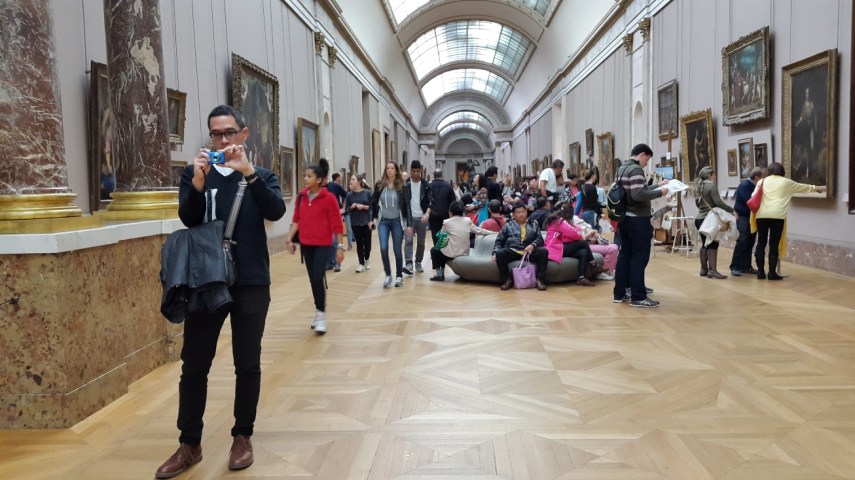 Suasana galeri lukisan di Louvre