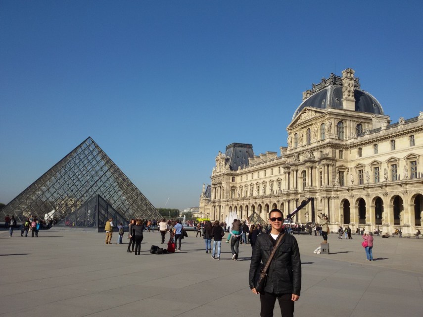 Piramid kaca yang besar