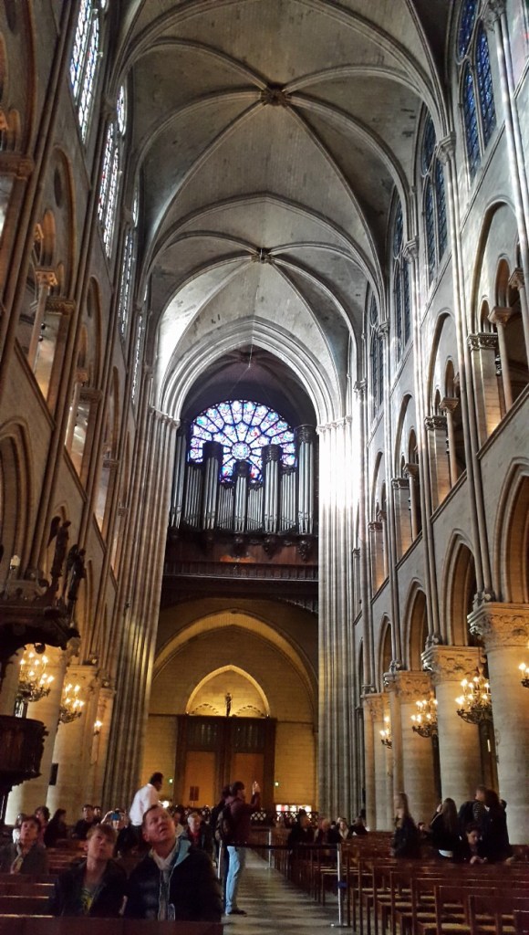 Perhatikan betapa TINGGI-nya atap katedral tersebut