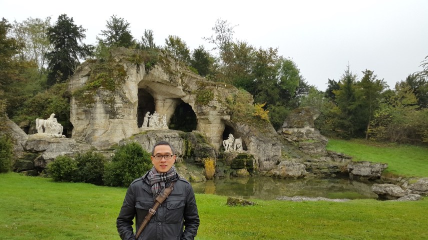 Salah satu taman di dalam taman Versailles, ada patung Apollo tersembunyi di gua