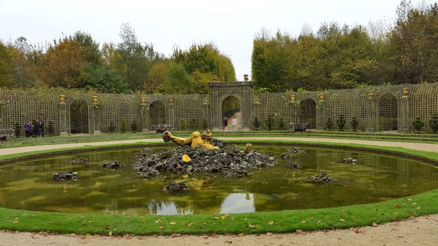 Di sebuah taman lain, ada patung kakek2 malang terkubur lumpur Lapindo