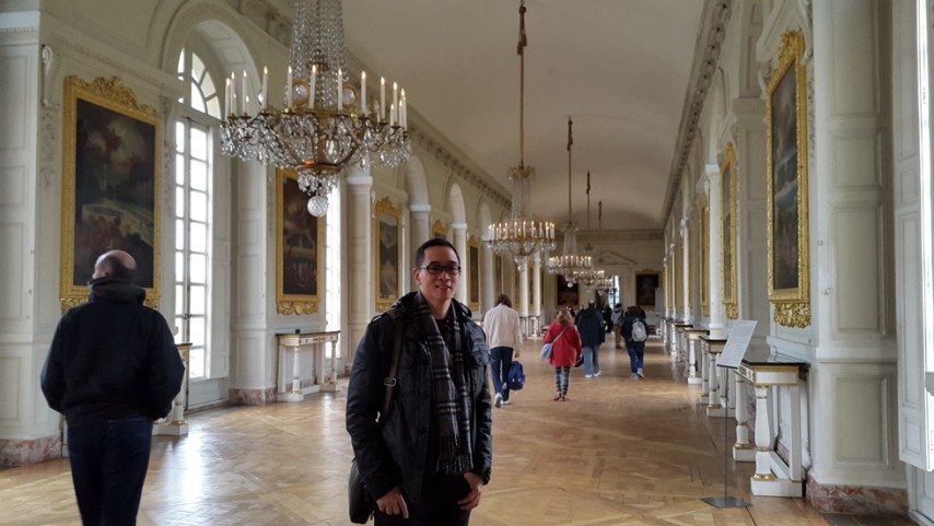 "Rumah musim panas" aja ada hall segede gini. Matik gak loe.