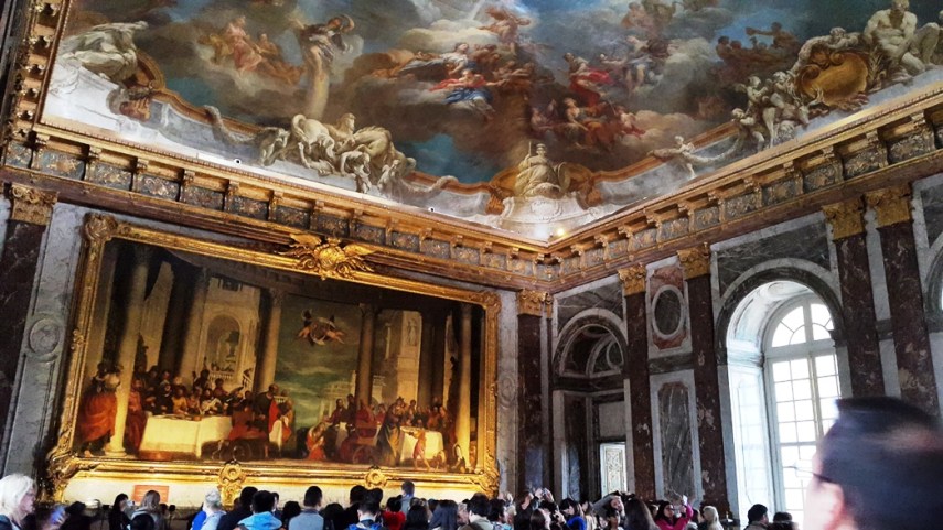 Perhatikan lukisan raksasa dengan orang di dekatnya, dan lukisan di atap