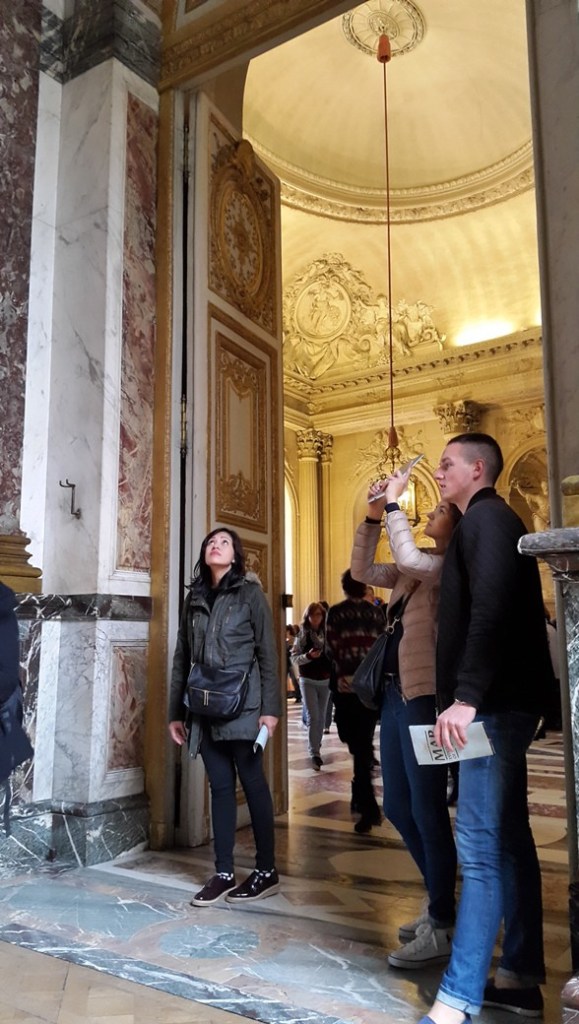 Liat ukuran kusen pintu, bandingkan dengan orang di bawahnya. Ini tukang kayunya ngecharge berapa coba?