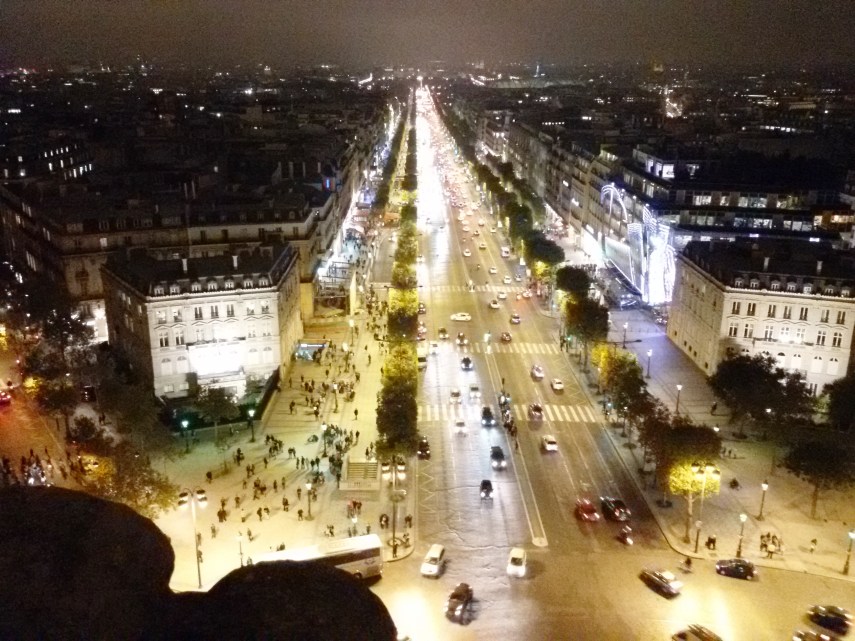 Pemandangan Camps-Elysees dari atas Arc de Triomphe